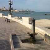 Il litorale sud di Bari inizia nel punto in cui la strada che fiancheggia la costa diventa nuovamente un lungomare (Imperatore Augusto) e agli occhi dei cittadini si riapre l�orizzonte blu dell�Adriatico. Da questo momento la strada si fa �monumentale�, puntellata da panchine e dai caratteristici e antichi lampioni in ferro nero